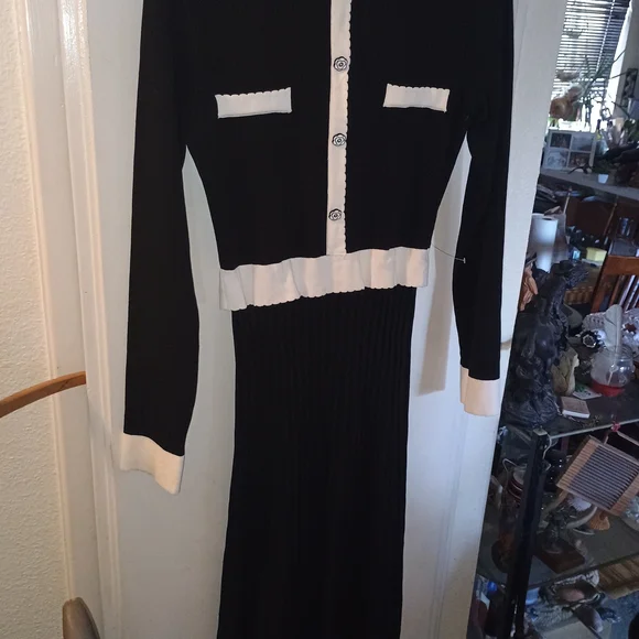 Zoe And Claire Elegant Black and White Long Sleeve Sweater Dress - Picture 6 of 6